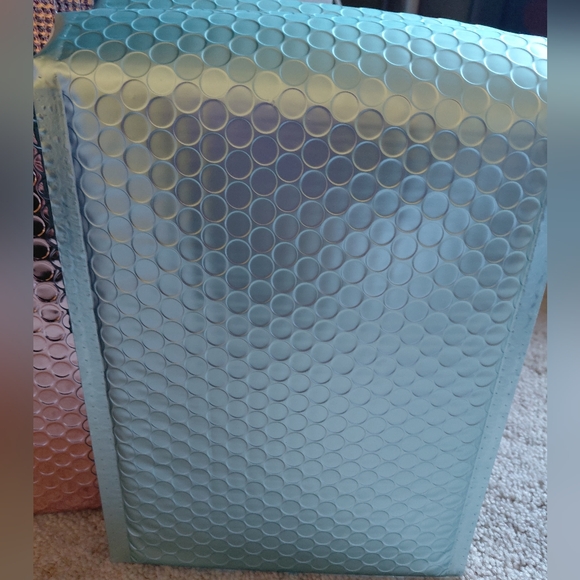 NWT -15ct. Iridescent Metallic Bubble Mailer Mix –8.5x11,8x10, 6.5x10 - Picture 2 of 5